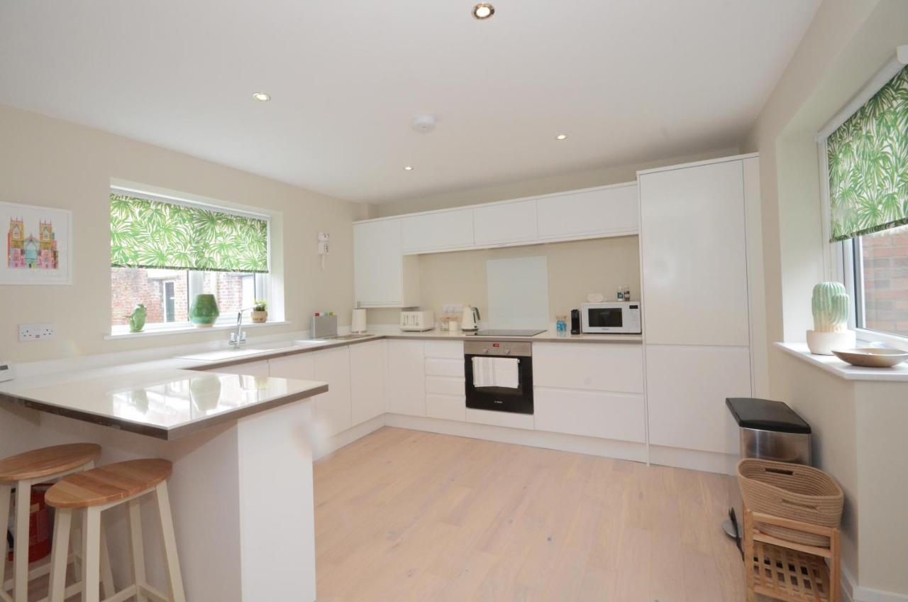 The Mews - 2 Bedroom Luxury, Spacious House With Free Parking 요크 외부 사진